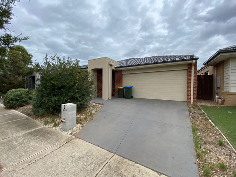 Family House with 4 Bedrooms and 2 Living Areas