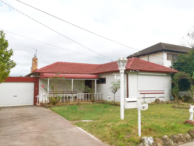 FAMILY-SIZE HOUSE RIGHT NEXT TO OAKLEIGH SOUTH PRIMARY SCHOOL