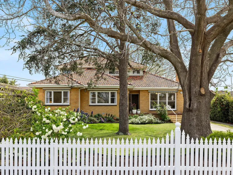 c.1958 Cream-Brick Beauty in Grand Grounds