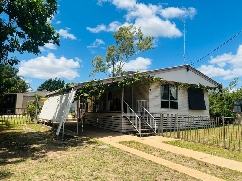 STUNNING 3 BEDROOM HOME WITH A HUGE SHED, NICE GARDENS AND PRIVATE ENTERTAINMENT AREA!!