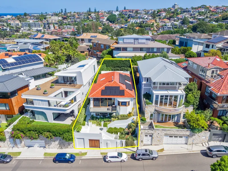 Tamarama Beach House With Panoramic Northerly Views, A Lush Level Garden And Studio Suite