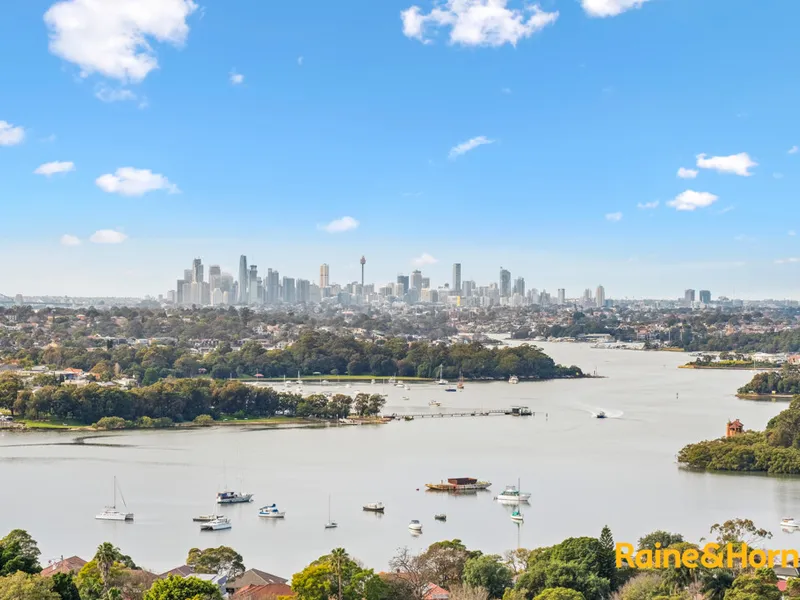 Luxurious Apartment with Exceptional High Level Direct Water view and City view