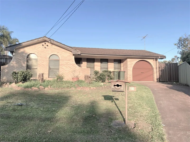 Big 4BR/2Bath brick house, Remote Garage. Walk to Train & amenities. Outdoor pet friendly.