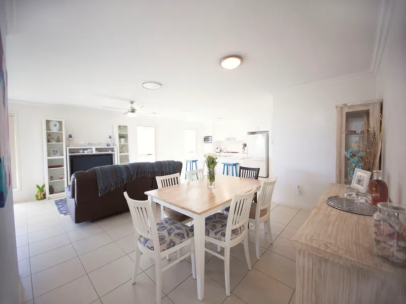 Stunning Home Nestled In a Quiet Circuit In The Heart of Warner