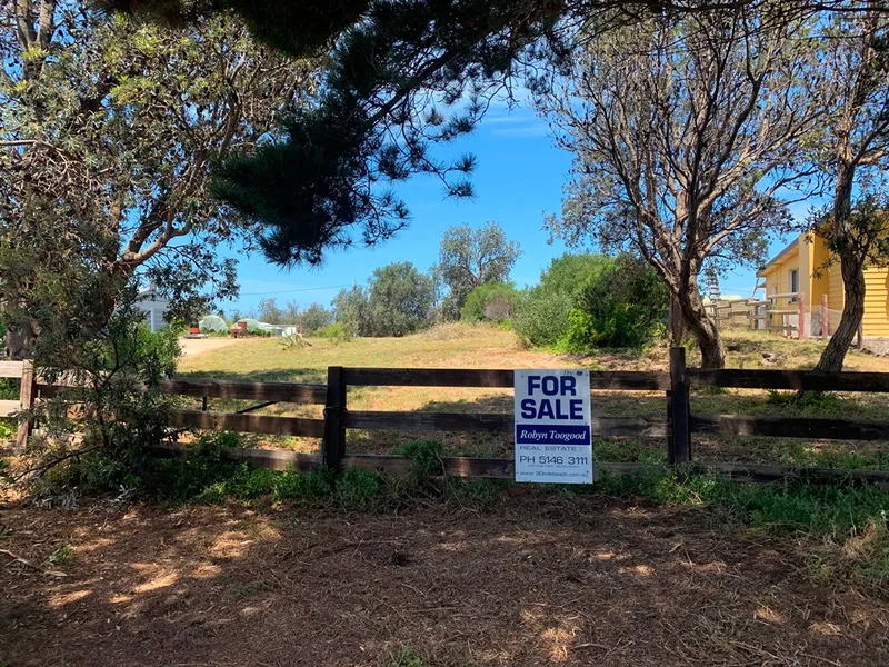 LARGE BLOCK RIGHT OPPOSITE THE BEACH, POTENTIAL SEAVIEWS FROM DOUBLE STOREY RESIDENCE. 