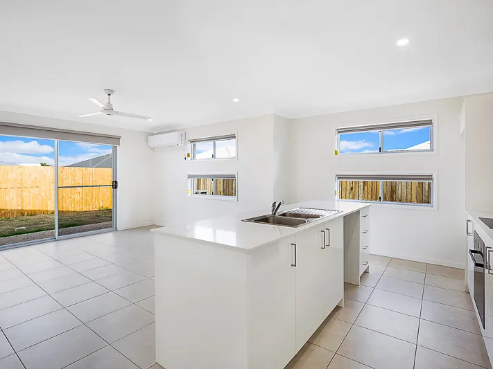 MODERN GLENVALE UNIT - 3 Bed, 2 Bath, 1 Car & AIR CON!