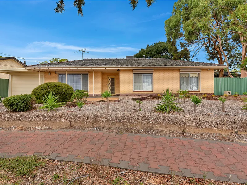SUPERB SOLID BRICK RESIDENCE-HUGE 807M2 BLOCK – SUPER WIDE 24.45 FRONTAGE