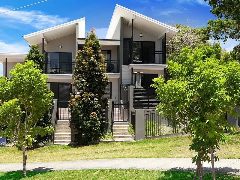 3 level townhouse with 3 bathrooms 