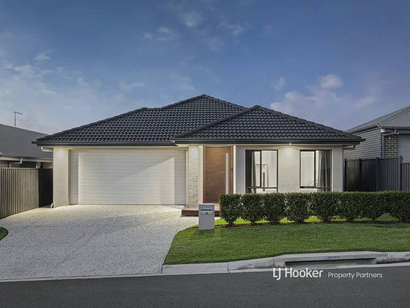 Modern lowset walking distance to park