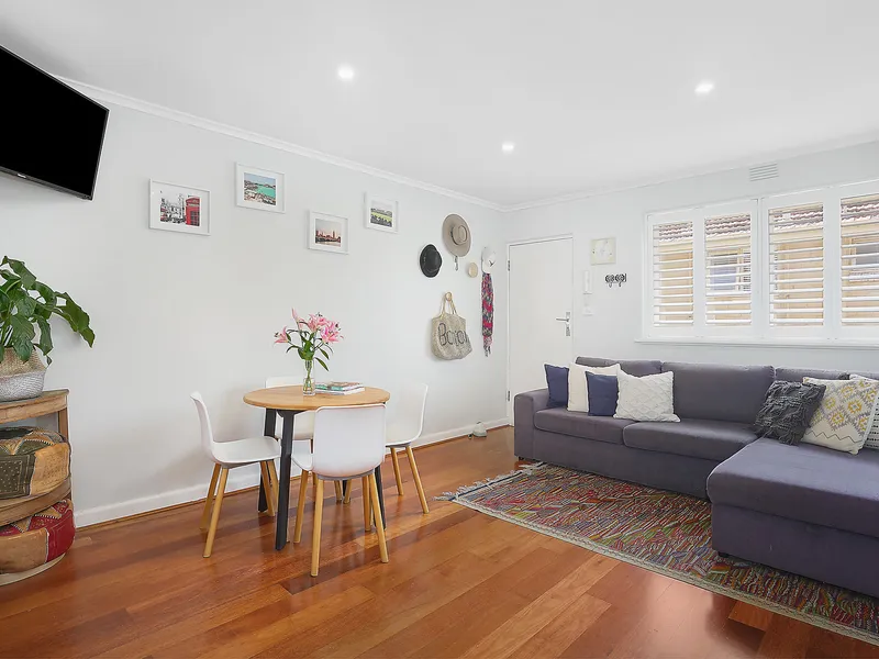 Private and Contemporary Top-Floor Living 