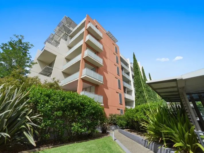Contemporary 2 Level Apartment with Courtyard