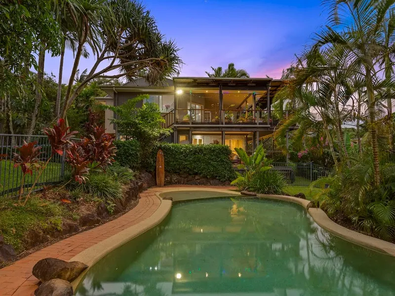 YOUR OWN PRIVATE, TROPICAL PARADISE JUST MINUTES TO SHOPS, SCHOOLS & BEACHES!