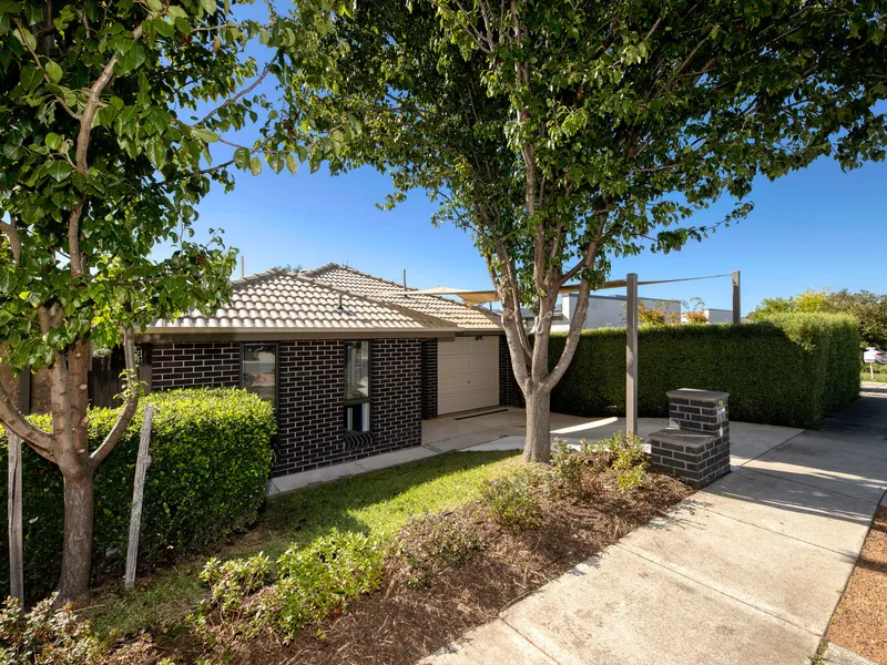 Single level home - Quiet family friendly loop Street