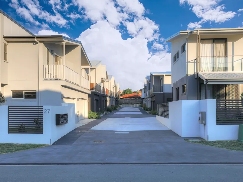 Furnished townhouse with single garage, and Air- Conditioned Bedrooms located in Stretton School catchment.