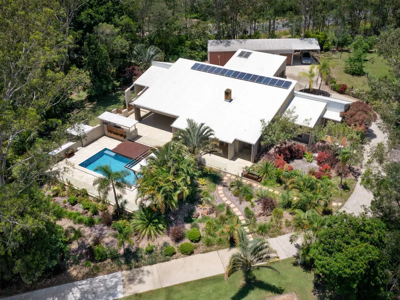 Lifestyle family hideaway walking distance to village heart