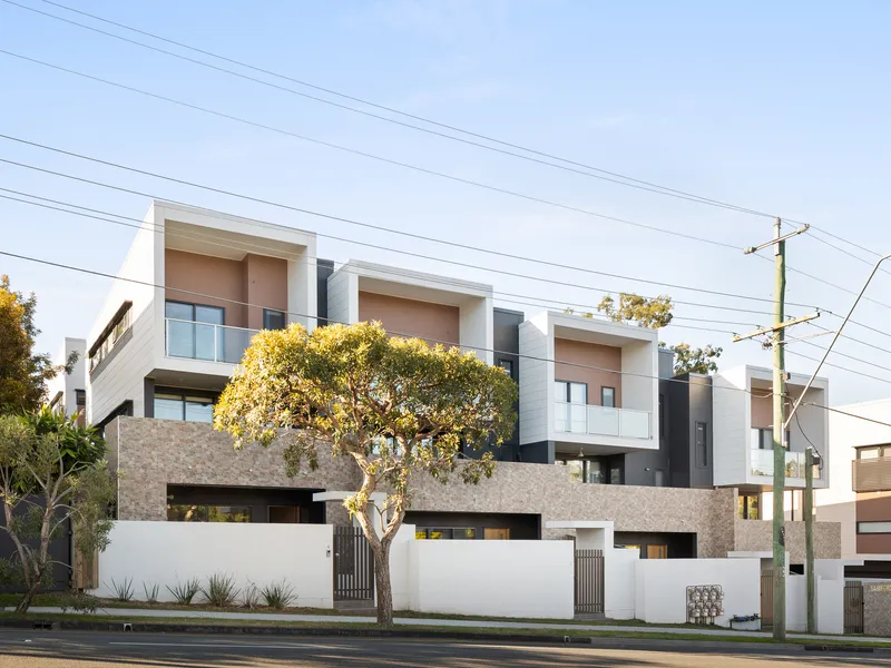 MODERN TRI-LEVEL TOWNHOUSE WITH PREMIUM INCLUSIONS