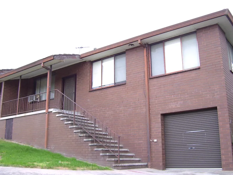 3 BEDROOM TOWNHOUSE CLOSE TO ALBURY CBD