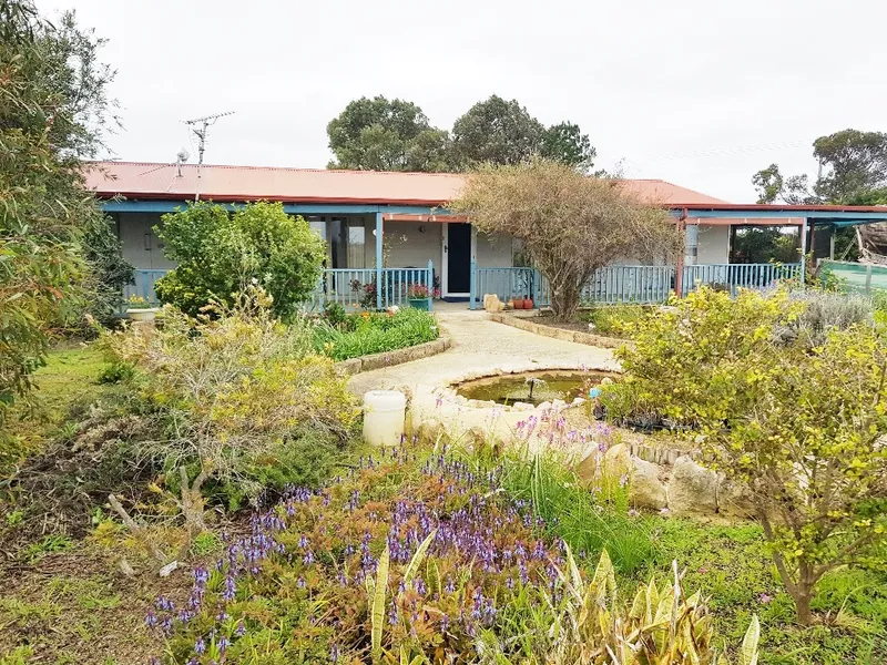 4 Bedrooms, Office, 2 Ha's, Cleared Land plus Boat