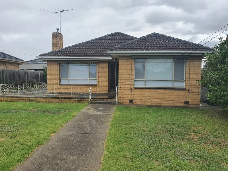 FAMILY LIVING IN A FANTASTIC LOCATION!