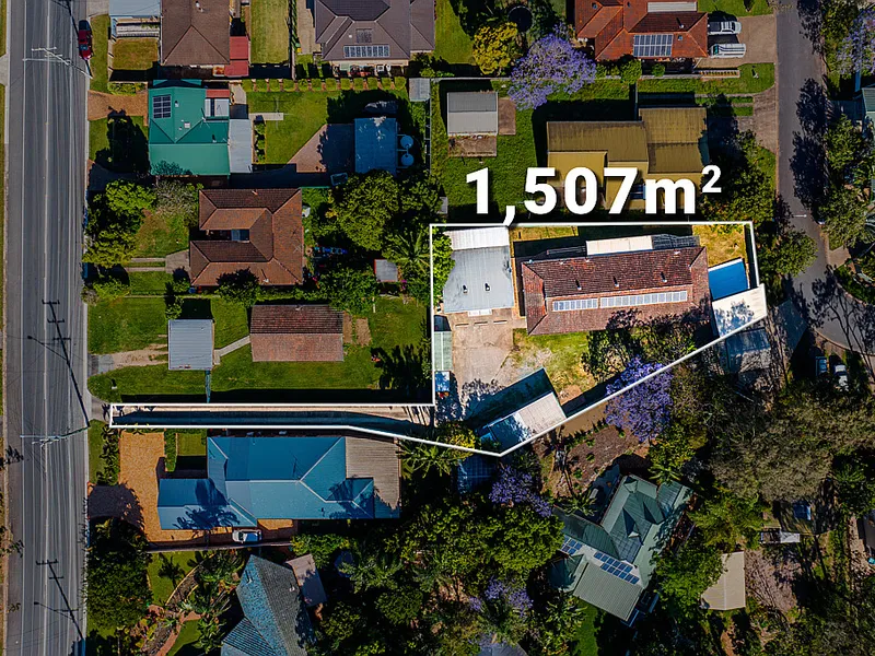 DUAL ACCESS AND DUAL LIVING!