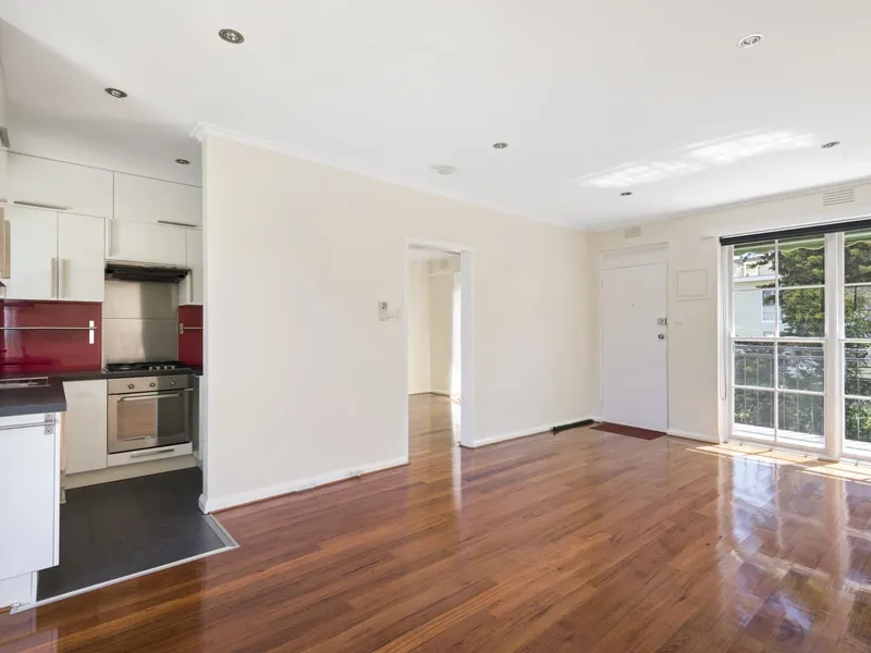 Light-filled living in a prime Toorak location!