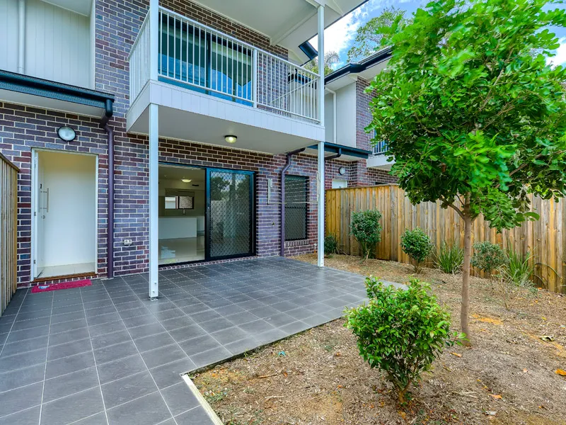 Extra Large Luxury Townhouse in The Heart of Eight Mile Plains