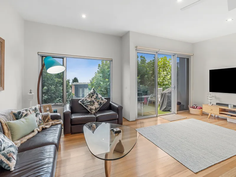 BOUTIQUE TOWNHOUSE LIVING IN CENTRAL LORNE!