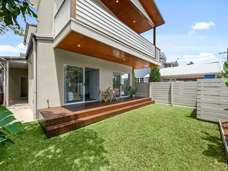 Superior duplex. A great 'house alternative' in prime location!