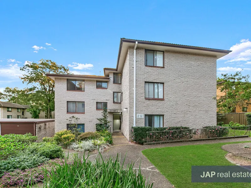 Spacious Full Brick Unit - walk to station