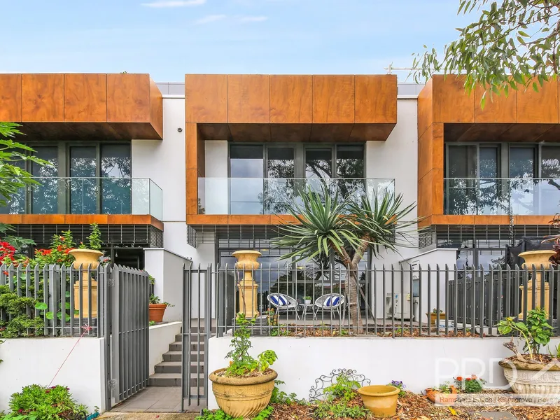 STUNNING TOWNHOUSE RESIDENCE - POSITION PERFECT WITH LIFESTYLE CONVENIENCE PLUS VALUABLE DUAL ZONING: RESIDENTIAL/ COMMERCIAL B2 (Total Size 199sqm)