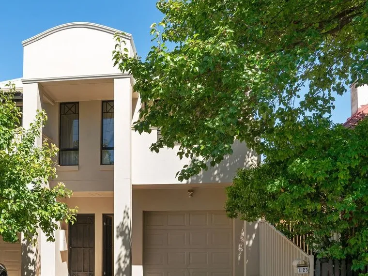 Executive 2 Bedroom Townhouse short walk to Norwood Parade
