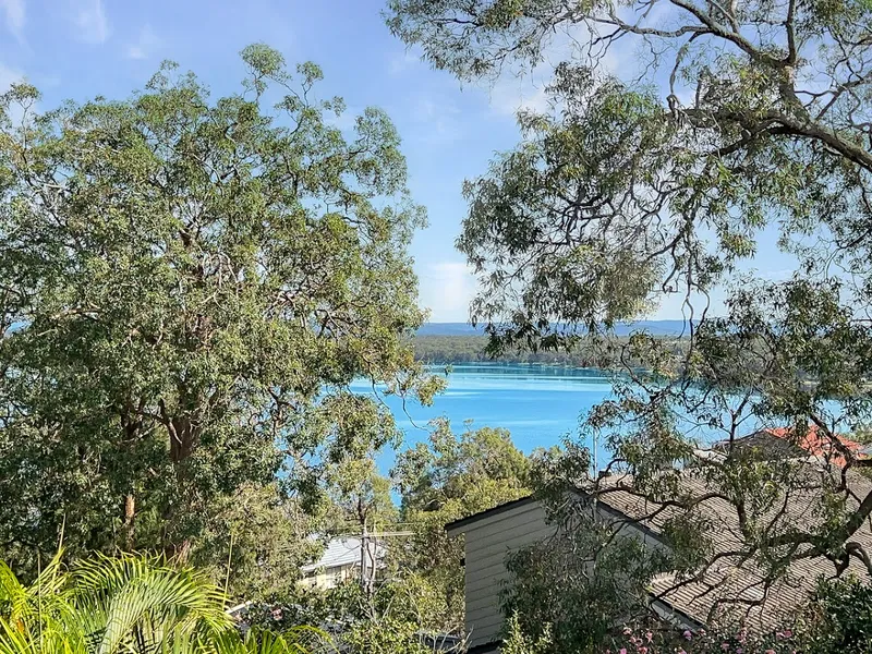 GRAND FAMILY HOME IN PRIZED ADDRESS!