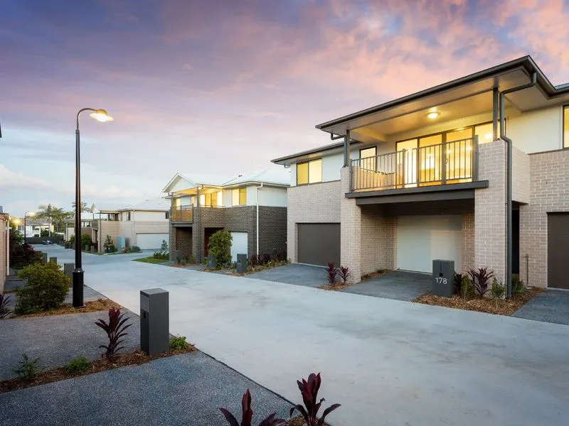 2 BEDROOM LOFT APARTMENT / TOWNHOUSE WITH SINGLE REMOTE LUG