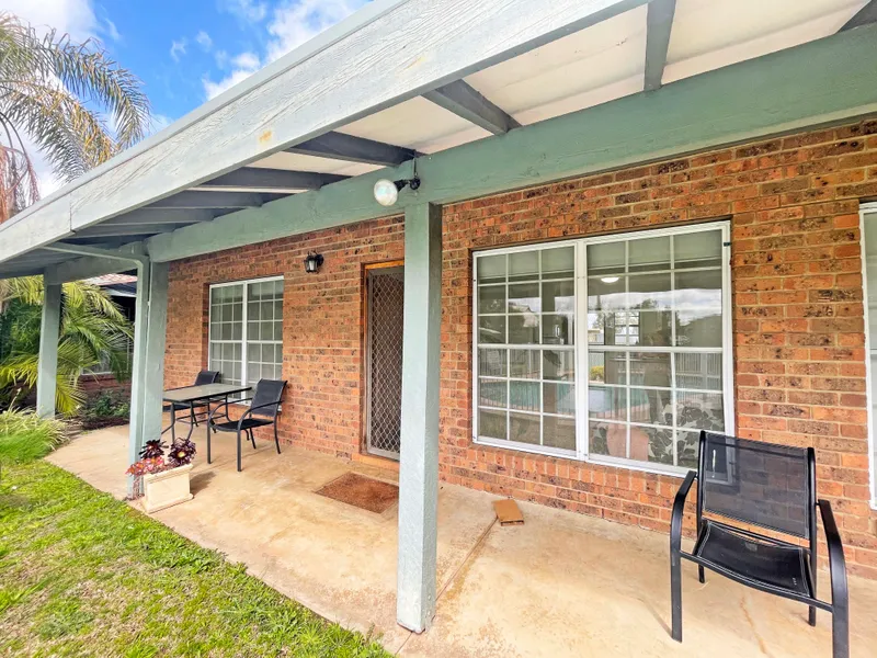 Delightfully Refurbished 2 Bedroom Unit in Unique Complex