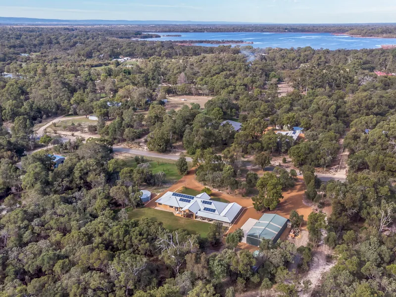 STUNNING EXECUTIVE LIFESTYLE HOME ON 5 ACRES!