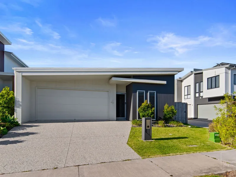 IMPRESSIVE & IMMACULATE FAMILY DESIGNER HOME