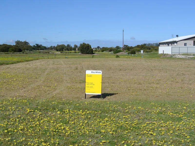 Walk to Maria Creek Parkland & Town Centre
