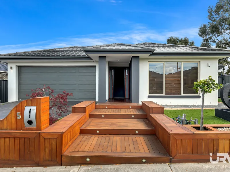 Large Family Home in Mt Ridley Estate!!!