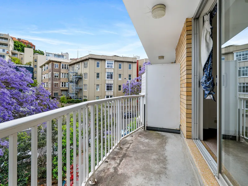 Quiet Studio with Balcony in Fantastic Bayside Location - 2 weeks rent FREE!