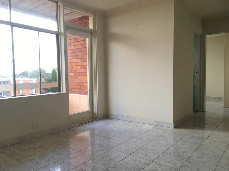 Renovated top floor apartment with district views