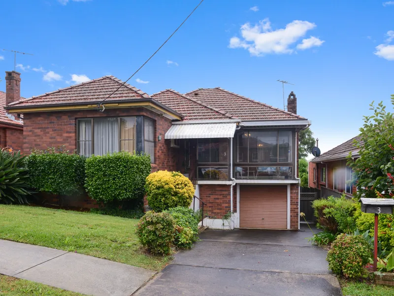 Solid brick and tile 1930´s freestanding home on 444 square metres of land. 