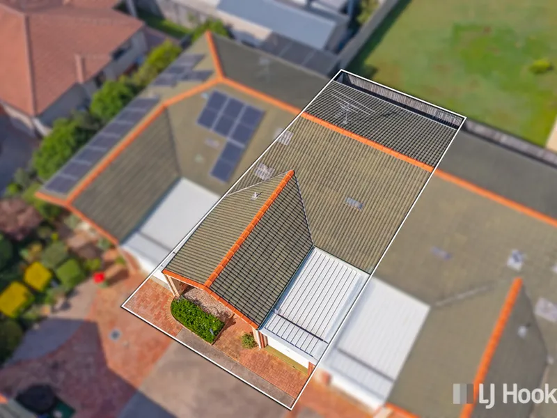 REFURBISHED LOWSET UNIT - SMALL BOUTIQUE COMPLEX WALK TO SHOPS - $379,000+