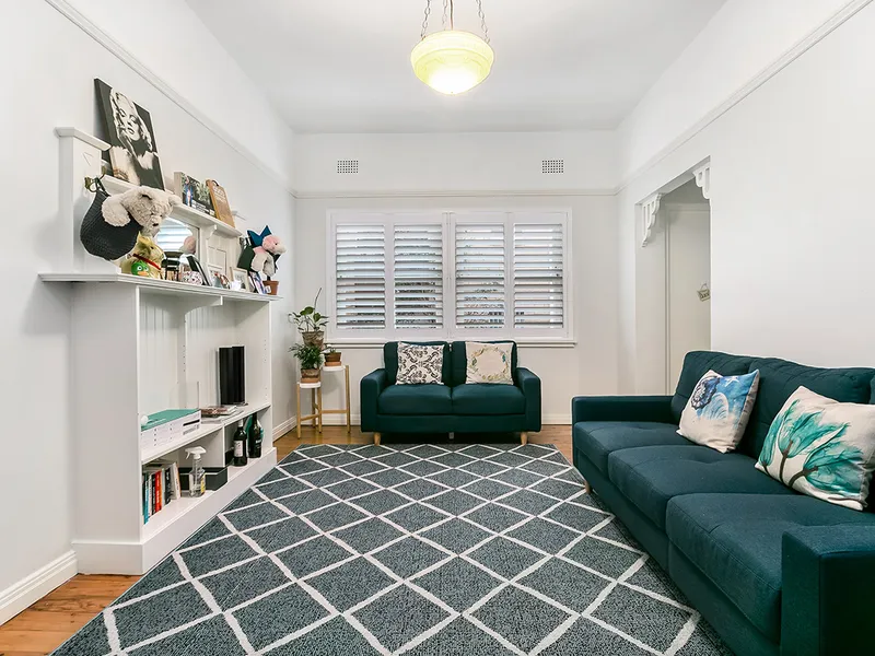 Stunning 2 bedroom Art-Deco apartment!