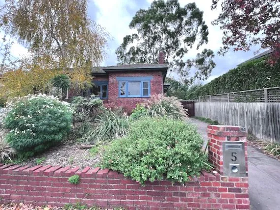 Renovated Art Deco Semi In The English Counties Precinct