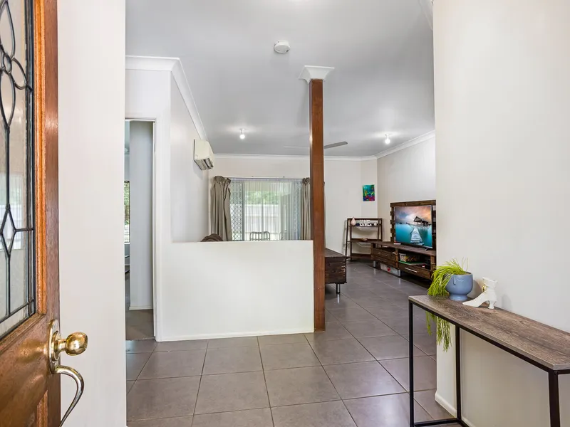 A Home With A Great Floor Plan and Welcoming On Entry