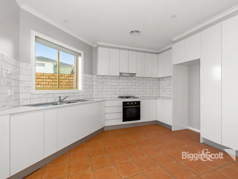 NEWLY RENOVATED & SPACIOUS UNIT WITH A COURTYARD!