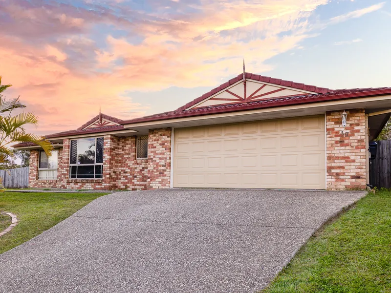 BIG BLOCK, FULLY FENCED, EASY LIVING!!!