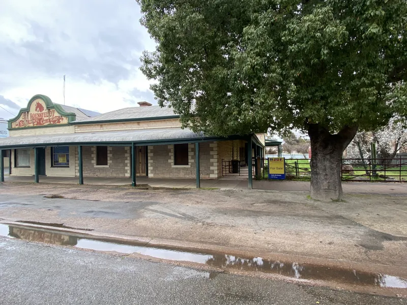 Country living in the heart of Laura or Potential for B'n'B