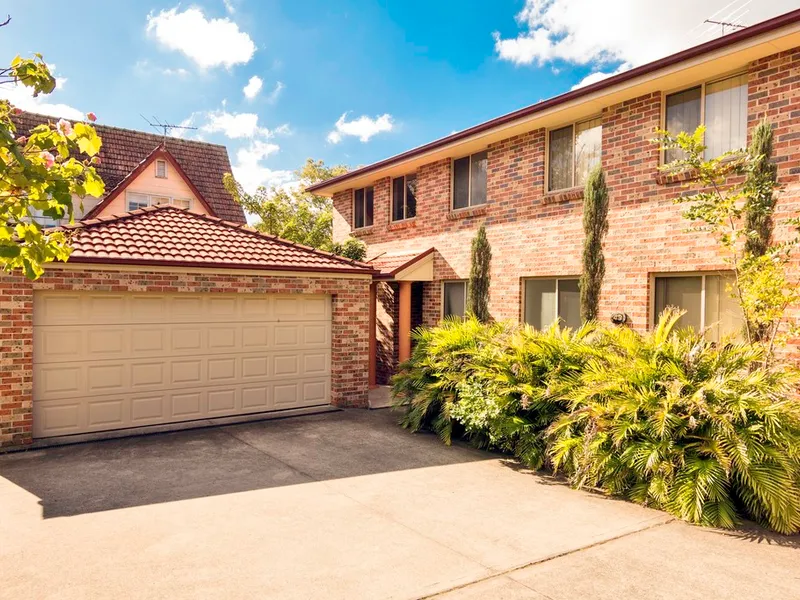 BRIGHT & SPACIOUS FOUR BEDROOM TOWNHOUSE