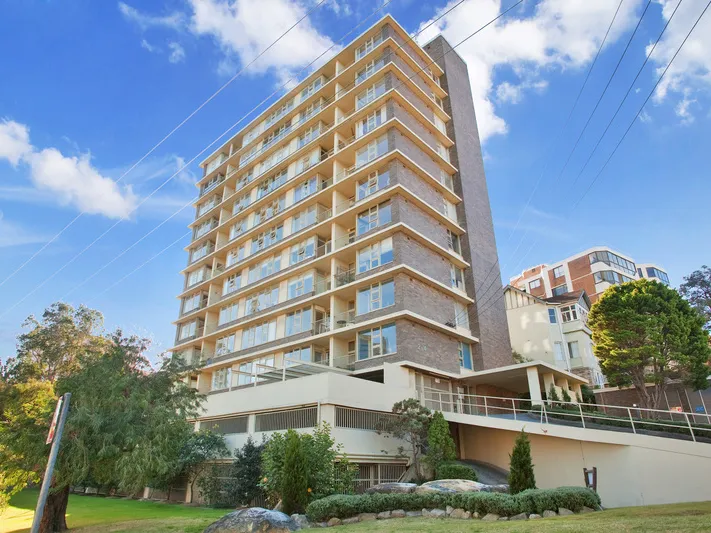 1 BEDROOM WITH SECURE PARKING AND BAY VIEWS